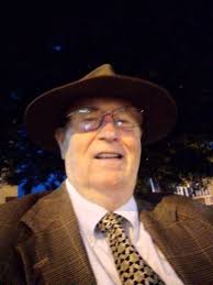 Evening strolls with friendly courthouse passersby