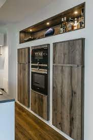 ingebouwde kastenwand in moderne keuken de kasten zijn van hout en verzonken in de standbouw frame in de muur bekijk meer keukenkast keuken keuken kastenwand