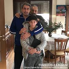 İlk oyunculuk deneyimini tiyatro sahnelerinde yaşayan erken petekkaya, uzun yıllar devlet tiyatroları'nda sahneye çıktı. Facebook