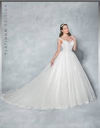 Wir sind hin und weg von dem bezaubernden silhouetten und bescheidenen details. Aurora Ein Glitzerndes Ballkleid Brautkleider Wed2b