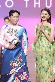 Sau một lần chia tay rồi tái hợp thì có lẽ họ đã biết được người kia chính là một nửa vốn dĩ chẳng ai sinh ra là dành cho nhau ngay từ đầu và có một tình yêu suôn sẻ qua ngày tháng không sóng gió. Thuy Ngan Thuy Dung Máº·c Gá»£i Cáº£m Lam Mc Cung Tráº¥n Thanh Ngoi Sao