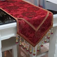 Red Velvet Table Runner With Gold Acents Toalhas De Mesa De Jantar Forro De Mesa Decoracoes De Mesa