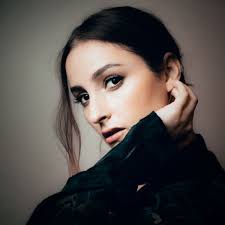 Banks Unveils Heartfelt New Single Contaminated In 2020 Banks Singer Singer Songwriting