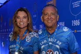O narrador da tv globo escreveu um post no instagram para se declarar à mulher, disse que estará pronto para trabalhar em 10 dias e falou sobre a importância dela em sua recuperação, depois do quadro de infarto que teve no último dia 21. Sempre Discreto Galvao Bueno Comemora 18 Anos De Casamento Com Esposa Paixao Amor Tv Foco