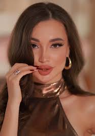 Latina makeup 🤎 products: baze, foundation, powder: @Huda Beauty  concealer: @Diorbeauty bronzer @Ahood Beauty highlight @Rare Beauty lips  @nadine.njeim.beauty