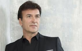 Depois de ter feito uma pausa voluntária de concertos em 2019, era previsível que voltassem os grandes concertos no. Tony Carreira Cantor Volta A Adiar Regresso Aos Palcos Concerto Em Paris Com Data A Anunciar Nova Gente
