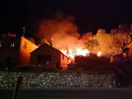 Incendio a bologna oggi in zona roveri. Incendio Ha Minacciato Le Case Paura Nella Notte A Casrza Liguria Ansa It