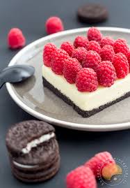 Dans des ramequins, on intercale avec la crème des biscuits cuiller trempés 1. Entre La Tarte Et Le Cheese Cake Sans Cuisson Oreo Mascarpone Chocolat Blanc Et Framboises Fraiches Sucre D Orge Et Pain D Epices