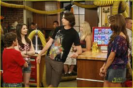 A group of best friends creating a webcast while grappling with everyday problems and adventures. Miranda Cosgrove Drew Roy Flirt With The Heat Photo 375164 Drew Roy Icarly Jennette Mccurdy Miranda Cosgrove Nathan Kress Pictures Just Jared Jr