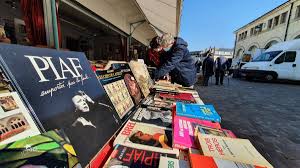 La Brocante De La Halle Au Ble A Bourges Un Oasis Dans Le Desert Pour Les Chineurs Une Fois Par Mois Bourges 18000
