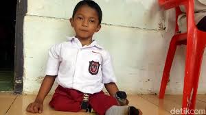 Merangkak Ke Sekolah Adul Bercita Cita Jadi Pemadam Kebakaran
