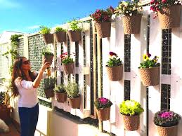 Además, con un solo ejemplar puedes hacer que cambie toda una habitación. En Verano Las Flores Y Las Plantas No Pueden Faltar En Tu Hogar Sigue Nuestros Consejos Y Presume De Jardines Decoraciones De Jardin Jardin De Flores