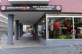 Frankfurter pokalsieger mit den spielzügen zu den toren von ante rebic und mijat gacinovic beim Eintracht Farewell To The Fanshop In Bethmannstrasse Frankfurt Tipp