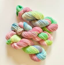 Mix up your dye of choice using citric acid instead of water. Rainbow Gradient Yarn Dye At Home How To Make A Yarn Yarncraft On Cut Out Keep