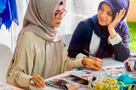 Selain memiliki desain pakaian minimalis, jenna dan kaia juga cukup berani dalam memilih motif pada. Jelang Hari Ibu Desainer Jenahara Buat Scarf Terinspirasi Ibunda Antara News