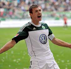 Edin džeko is a bosnian footballer who plays as a striker for premier league club manchester city and the bosnia and herzegovina national team. Vertrag Bis 2015 Manchester City Zahlt Rekordsumme Fur Edin Dzeko Welt