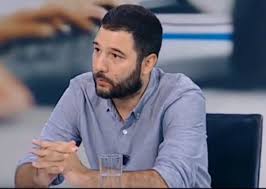 Ο νάσος καρανίκας ξεψύχησε στην άσφαλτο, ενώ το σπορ όχημα κατέληξε στον παράδρομο και συγκρούστηκε με σταθμευμένο αυτοκίνητο. Anasxhmatismos Poios Einai O Nasos Hliopoylos Pics