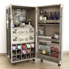 Dieser Bar Schrankkoffer Ist Eine Stilvolle Dekoration Furs Arbeits Oder Wohnzimmer Bietet Platz Fur Die Aufbewahrung Vo Uberseekoffer Diy Mobel Holz Schrank