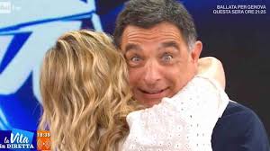 Appuntamento sulla rete ammiraglia della tv di stato alle 17.35, uno show prodotto da endemol shine. La Vita In Diretta Fialdini Piange E Timperi Risponde Mica Siamo Morti