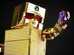 A gigantic golden robot, he can transform from a lighter to a huge mechanical superhero. Golden Warrior Gold Lightan Es Gokin Dx Gold Lightan 24k Gold Plated Ver