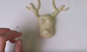 Retrouvez dans cette vidéo comment réaliser une guirlande de noël en pâte à sel à moindre coût, que vous pourrez fabriquer facilement avec vos enfants. Tuto Fabriquez Un Renne De Noel En Pate A Sel