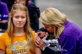 ⬇ download vaccinatie stockfoto's bij het beste stockbureau ✔ redelijke prijzen ✔ miljoenen eersteklas rechtenvrije stockfoto's, afbeeldingen en stockfoto's en rechtenvrije afbeeldingen van vaccinatie. Vaccinatie Medischcontact