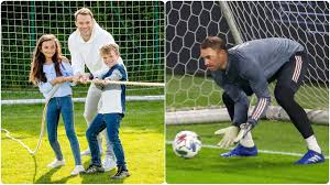 Die schlechte laune, die manuel neuer (33) während des wintertrainingslagers seines fc bayern anfang januar in doha/katar hatte. Zehn Jahre Manuel Neuer Kids Foundation Dfb Deutscher Fussball Bund E V