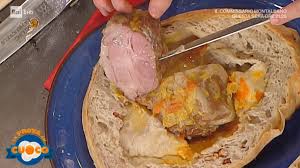 A fine cottura unire dei gherigli di noci spezzettati. La Prova Del Cuoco Ricetta Arrosto Di Maiale In Crosta Di Pane Alle Noci Di Fabio Campoli E Marco Rufini