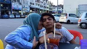 Ayie floor88 yang pengsan di pentas semakin stabil, tiada sebarang perkara membimbangkan terjadi padanya. Biodata Ayie Elham Vokalis Kumpulan Floor 88 Iluminasi