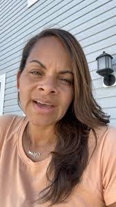 Deanna Spence's Instagram, Twitter & Facebook