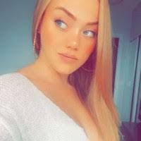 Amanda Robichaud's Instagram, Twitter & Facebook