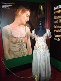 Hathaway then landed the role that made her she went on to win acclaim for later film appearances, including those in the dark knight rises, les miserables (both released in 2012) and alice through. Costumes Les Miserables Les Miserables Kostumdesign Klavier