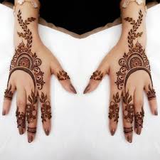The simple geometrical henna tattoo designs on your back can be quite a pleasant image of your simple personality. Simple And Easy Henna Tattoo Design For Bride