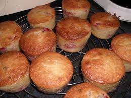 Des petits gâteaux bien citronnés et moelleux pour un plateau télé en famille.venez vous régaler avec ce délicieux moelleux au citron. Mini Gateaux Aux Fraises Petites Gourmandises