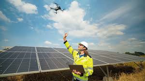 열화상 카메라를 장착한 드론이 태양광 발전소 상공을 비행하며 핫스팟(과열) 모듈을 탐지하는 화면