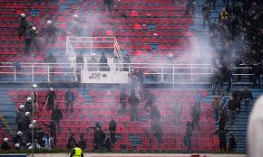 Επεισόδια πραγματοποιούνται στο σύνταγμα ανάμεσα σε αρνητές των μέτρων κατά του κορωνοϊού αλλά και της αστυνομίας όπου και γίνεται χρήση χημικών. Epeisodia Sth Nea Smyrnh Meta3y Opadwn Kai Astynomias Vid Fosonline