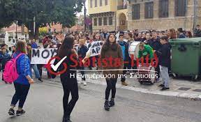 Μουσική < αρχαία ελληνική μουσική (τέχνη που προστατεύεται από τις μούσες), λόγιο ενδογενές δάνειο: Moysikh Diamartyria Sxetika Me To Ar8ro 40 Sto Nomosxedio Gia Ta Moysika Sxoleia Pragmatopoihsan Shmera Paraskeyh Ma8htes Toy Moysikoy Sxoleioy Siatistas Fwto Binteo Ka8hmerinh Enhmerwsh Gia Thn Kozanh Apo To 2001