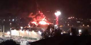 Jun 29, 2021 · a marseille, une femme chute de 19 étages lors d'un incendie 28/06/21 | enquete un homme se défenestre à marseille, le raid mobilisé A Marseille Un Gigantesque Incendie D Un Depot De Meubles