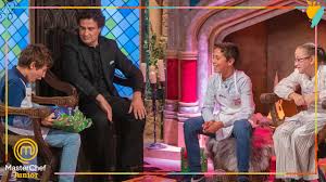 La adaptación del reality estadounidense por parte de rtve consiguió volver a ayer se presentó su segunda temporada y si cogiéramos el primer programa de la historia del programa y el visto ayer la única diferencia serían. Pablo Adriana Y Manel Los Tres Eliminados Del Programa Masterchef Junior 8 Youtube