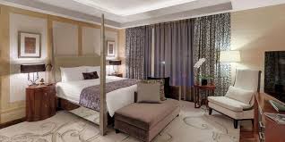 Menata kamar tidur minimalis memerlukan beberapa tips khusus agar ruangan kamar terlihat lapang dan tetap nyaman sebagai tempat istirahat. Bosan Dengan Tatanan Kamar Berikut 5 Tips Menata Kamar Tidur Ala Hotel Bintang Lima Halaman All Kompas Com