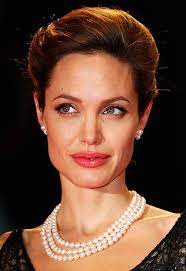 Angelina Jolie Pearls Celebritiespearls Celebritieswearingpearls Celebritiesrockingpearls Pearls Hollywood Actresses Pearl Necklace Outfit Angelina Jolie