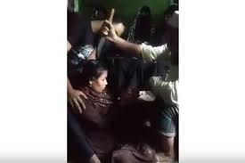 Vidio wanita asal bangladesh di rudapaksa, dimasukin botol sadis bikin ngilu. Bangladesh Video Google Search