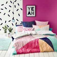 غرف نوم بناتي بألوان زاهية