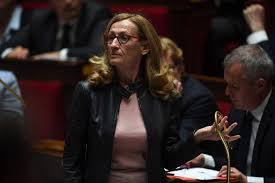 Lorsque nicole belloubet arrive au conseil des ministres, elle s'assoit à côté du président de la république, à sa gauche. Violences Conjugales Belloubet Appelle Les Parquets A Mieux Proteger Les Victimes
