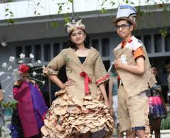 Tangga lama menjadi rak buku. Karung Goni Dan Kertas Semen Jadi Busana Casual Vintage
