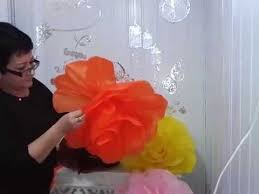 Aprende a hacer esta linda manualidad con materiales reciclados y faciles de encontrar. Flores De Papel De Seda Paso A Paso Rosas Con Papel Crepe Sobres De Papel Pompones De Papel China