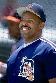 CECIL FIELDER TIGRES de Detroit se balancea en un lanzamiento durante un  juego de nuevo