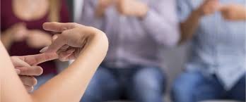 I programmet teckenlådan träffar du den busiga hunden busan och hans matte och husse. Teckensprakstolk Yrken Framtid Se