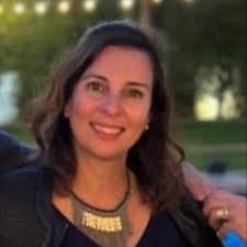 Sentada en la cafetería tomando un café y escuchando a 3 chicas hablando  mal de una tal “Julia”, después de 20 minutos de criticar desde el pelo  hasta la familia de esa "