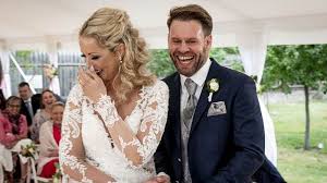 Von der eher klassischen hochzeitskarte mit der aufschrift „zur hochzeit bis hin zur lustigen popup karte (für brautpaare, die z.b. Hochzeit Auf Den Ersten Blick Cindy Juhu Sie Wird Mutter Hochzeit Auf Den Ersten Blick Kleid Hochzeit Hochzeitskleid Spitze